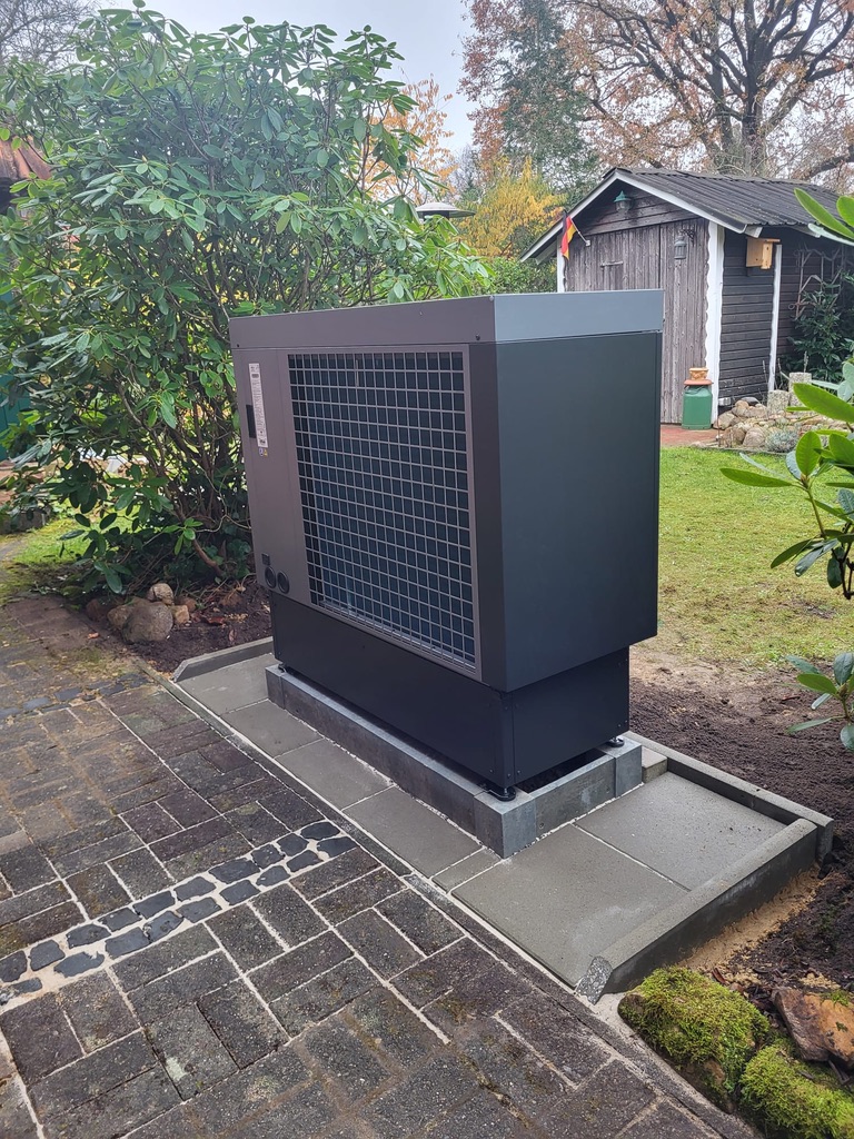 Wärmepumpe im Garten